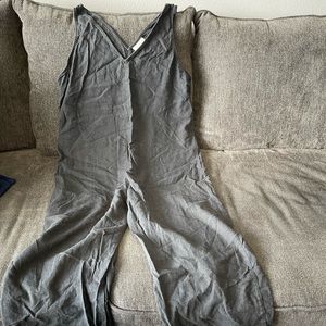 Universal threads woven romper. Nonstretch